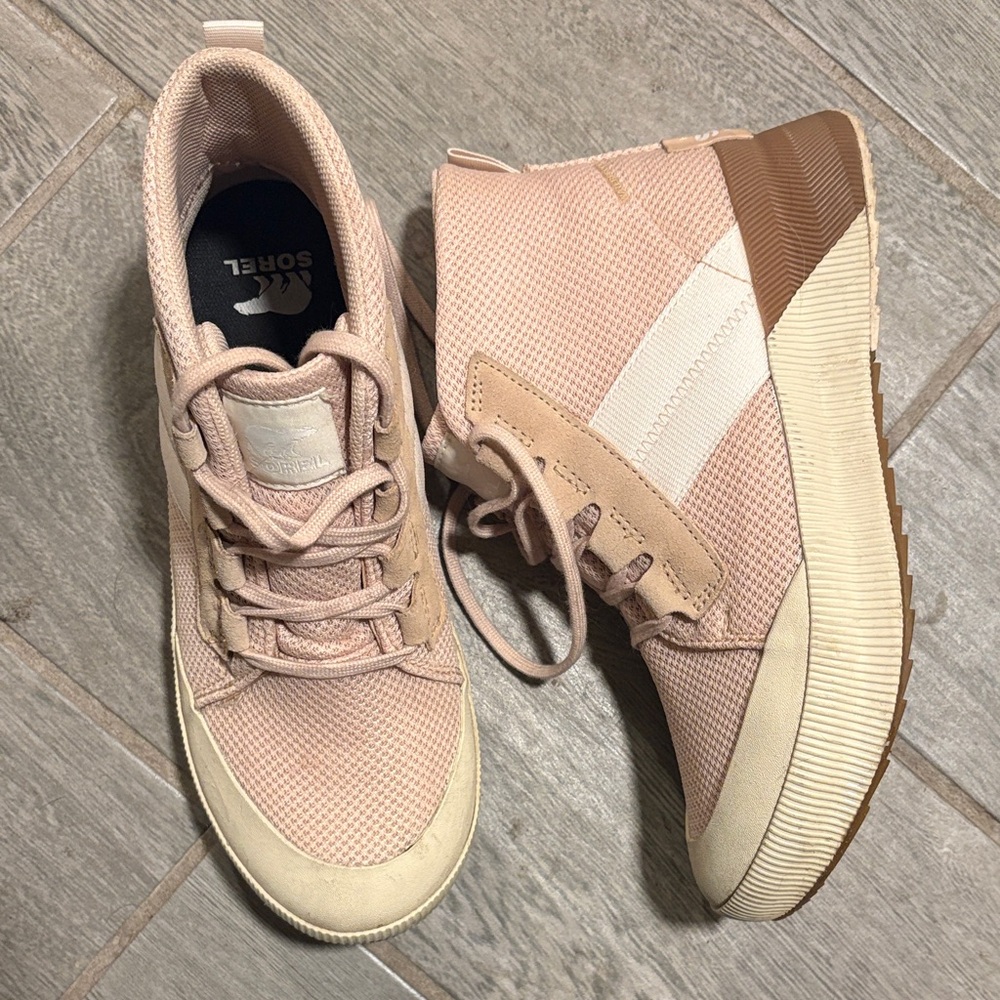 Sorel Out N About III Mid Sneaker in light pink